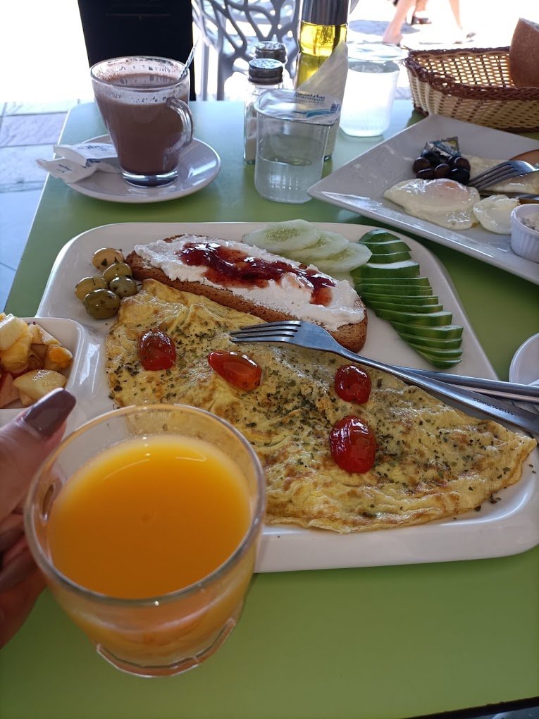 تشكيلة فطور صباحية طازجة