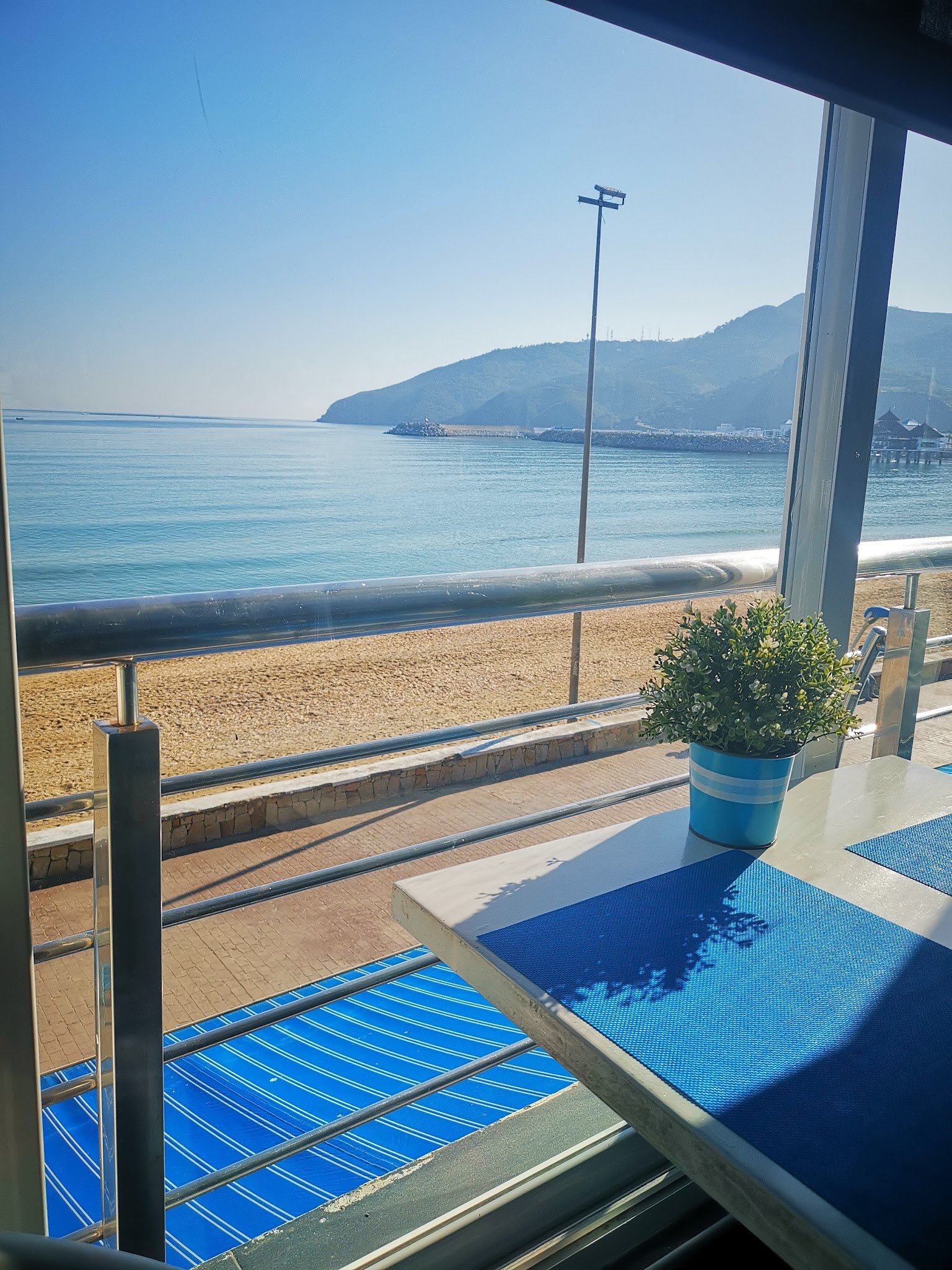 Vue sur la Méditerranée depuis le restaurant